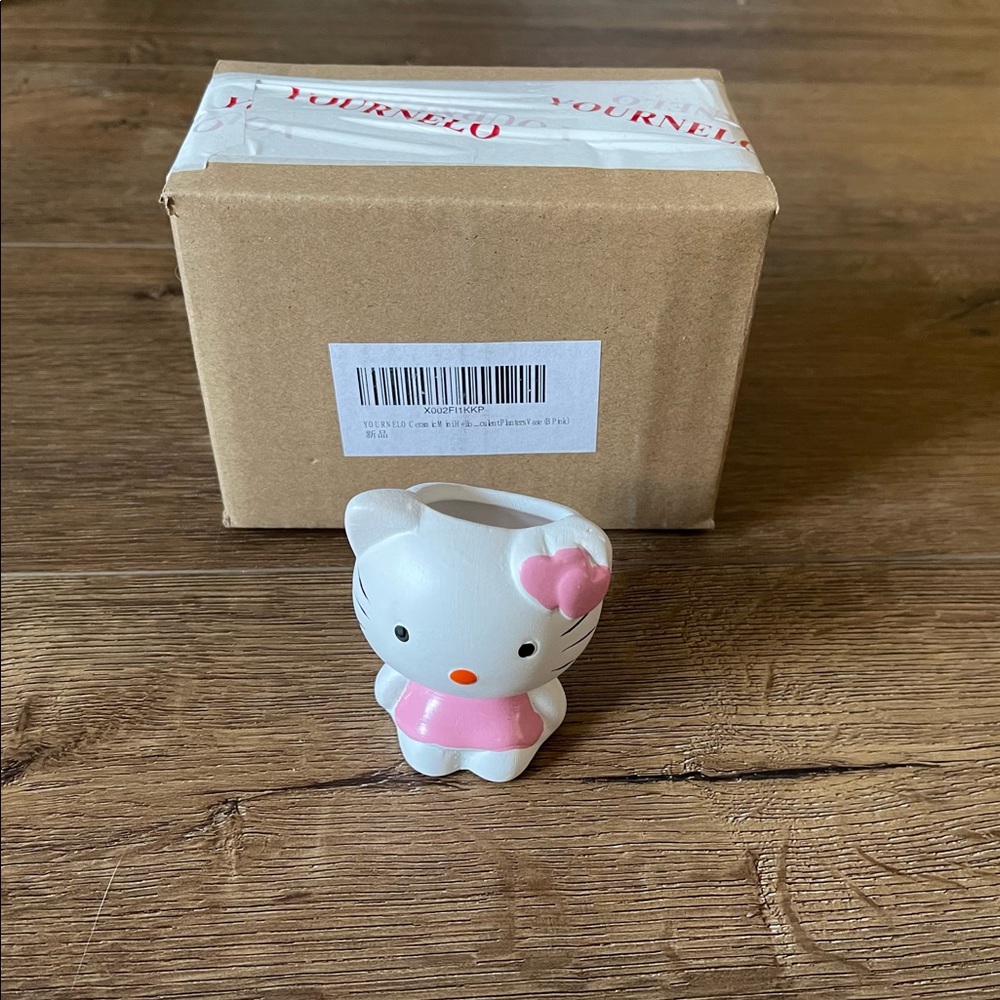 HELLO KITTY-NWT Mini Ceramic Vase